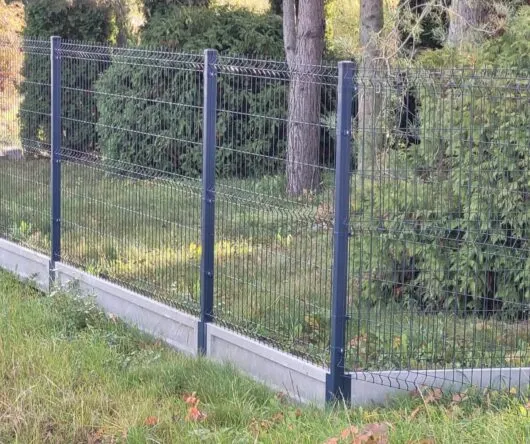 Zdjęcie Ile kosztuje 100 m ogrodzenia panelowego? Sprawdź, co wpłynie na cenę