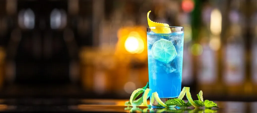 Zdjęcie Kolorowe drinki z blue curacao i grenadiną, które zachwycą gości