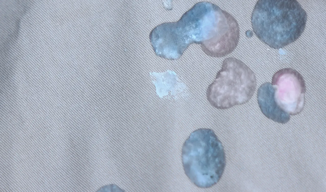 Zdjęcie Jak usunąć plamę z wosku – skuteczne metody na każdy materiał