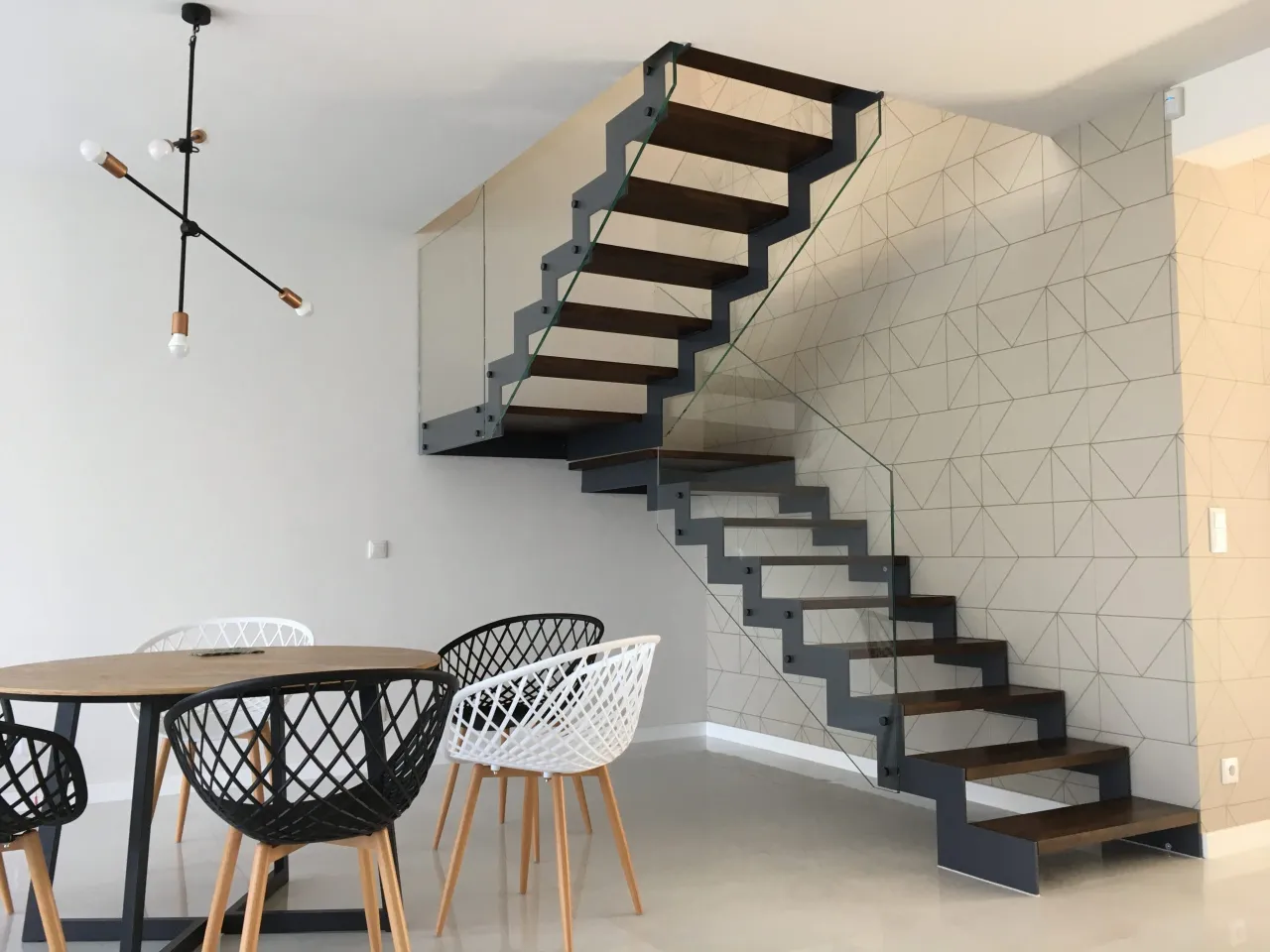 Zdjęcie Schody metalowe ze spocznikiem: funkcjonalność i design w jednym