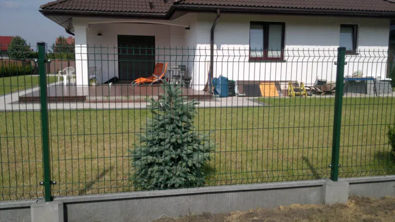 Zdjęcie Jak odgrodzić się od sąsiada na działce i zyskać prywatność