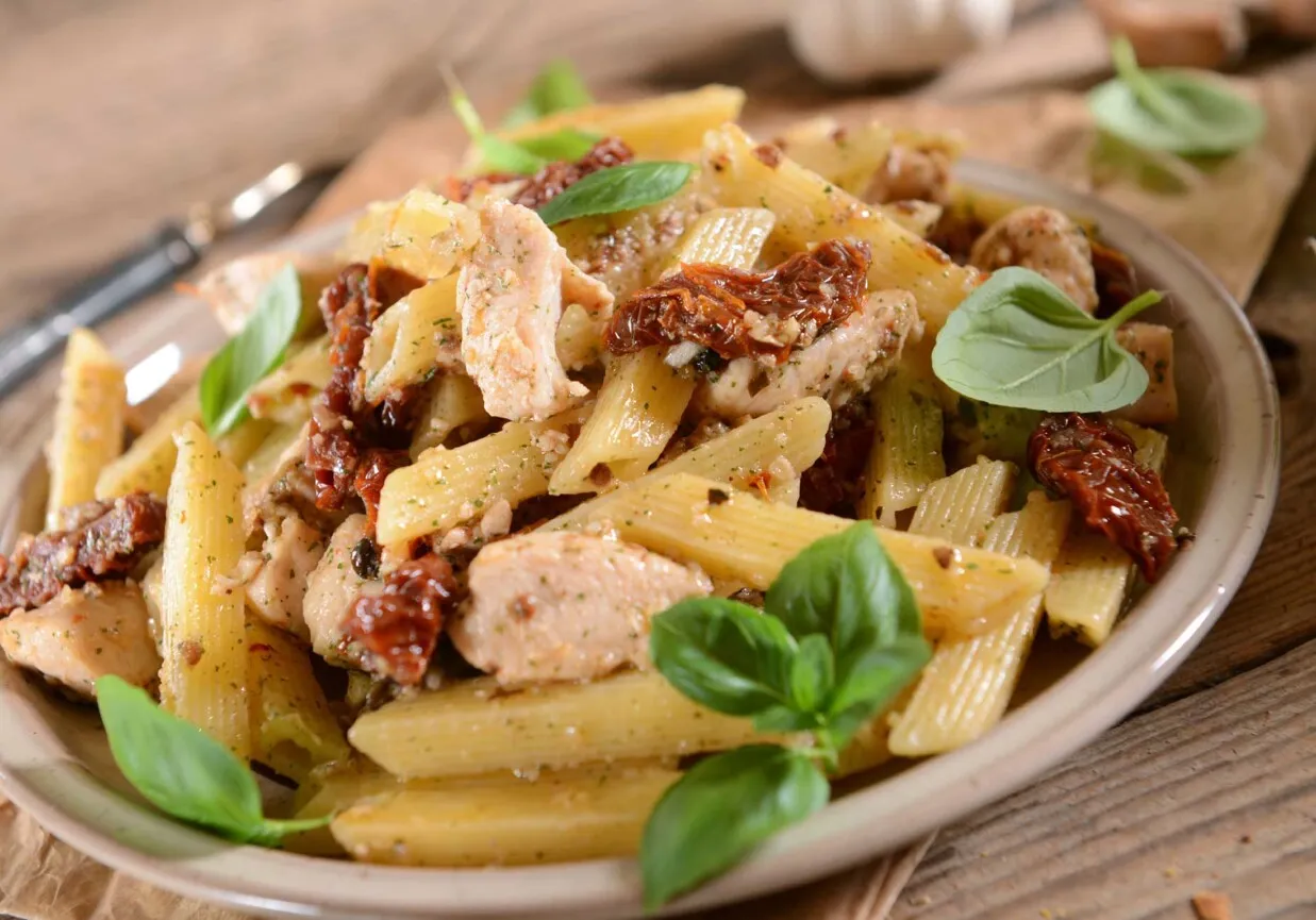 Zdjęcie Prosty przepis na penne z suszonymi pomidorami i kurczakiem w 30 minut
