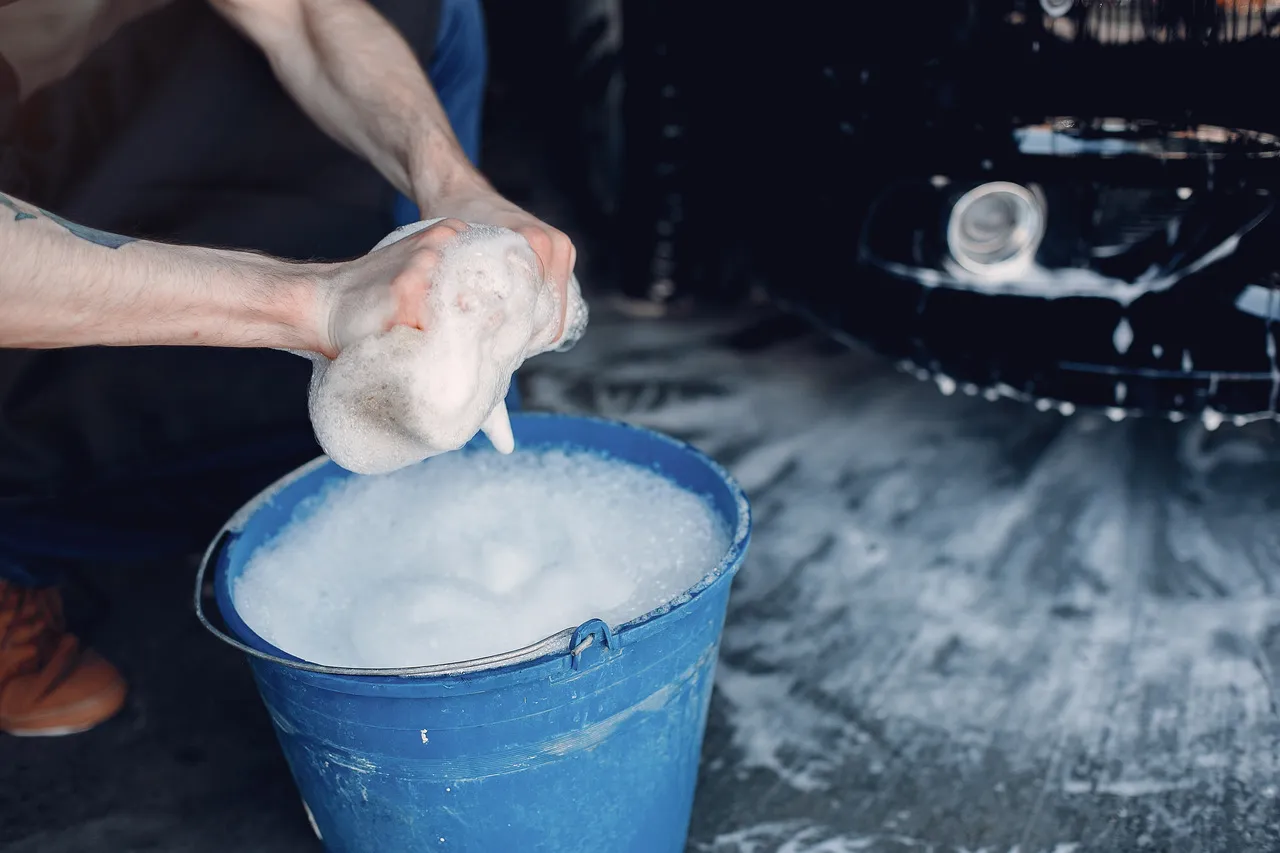 Zdjęcie Skuteczne domowe sposoby na czyszczenie wnętrza samochodu bez chemii