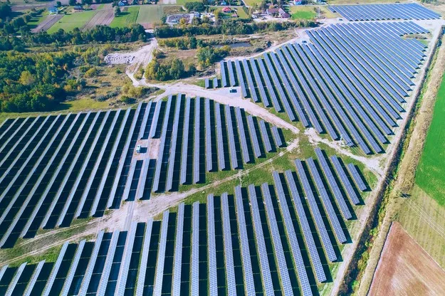 Zdjęcie Elektrownia słoneczna w Polsce: Jak oszczędzić na energii i dbać o środowisko