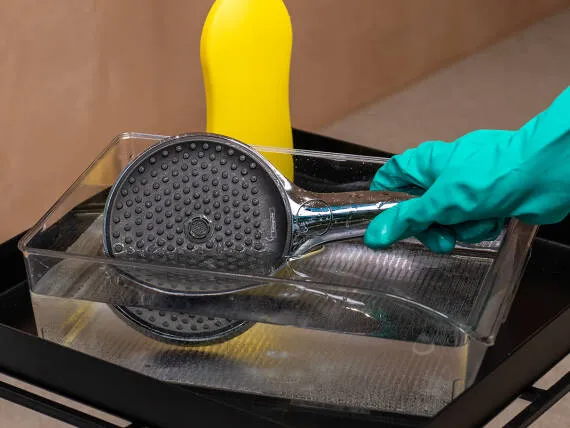 Zdjęcie Jak odkamienić słuchawkę prysznicową i pozbyć się uciążliwego kamienia