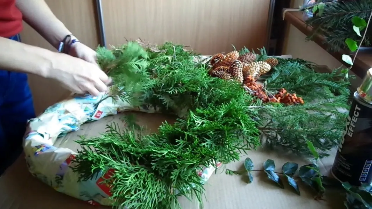 Zdjęcie Jak zrobić wieniec na cmentarz: proste kroki i wybór kwiatów