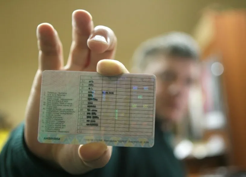 Zdjęcie Ile czeka się na odbiór prawa jazdy? Sprawdź, jak uniknąć opóźnień i przyspieszyć proces