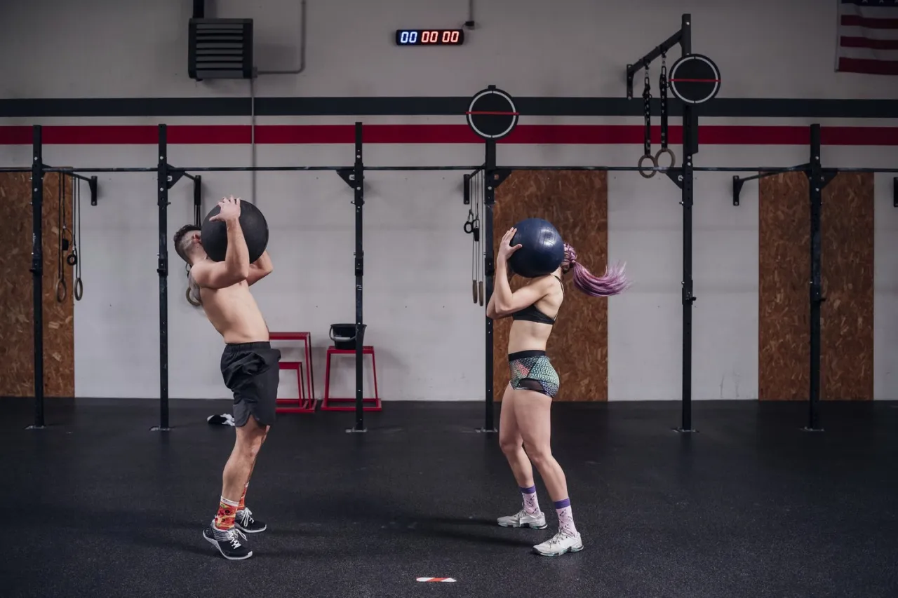 Zdjęcie Jak ćwiczyć crossfit w domu: efektywne treningi bez sprzętu