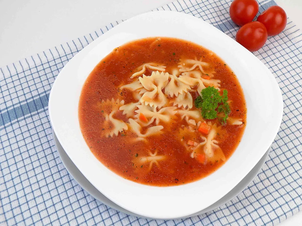 Zdjęcie Zupa pomidorowa ile może stać w lodówce? Sprawdź, by uniknąć zepsucia