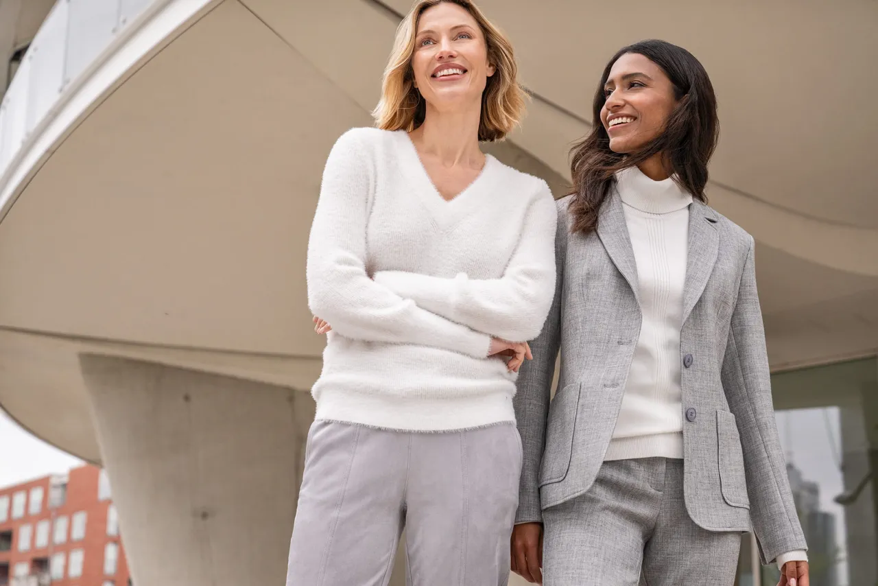 Zdjęcie Idealna bluzka do garnituru damskiego – jak uniknąć modowych wpadek