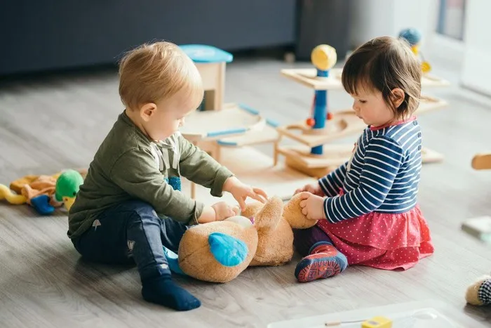 Zdjęcie Kiedy dziecko wodzi wzrokiem za przedmiotem? Kluczowe etapy rozwoju
