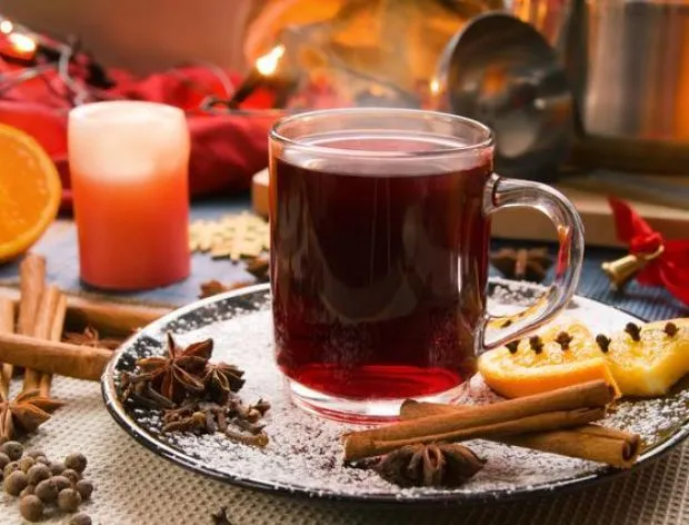 Zdjęcie Herbata z alkoholem jak się nazywa? Poznaj pyszne przepisy i historie