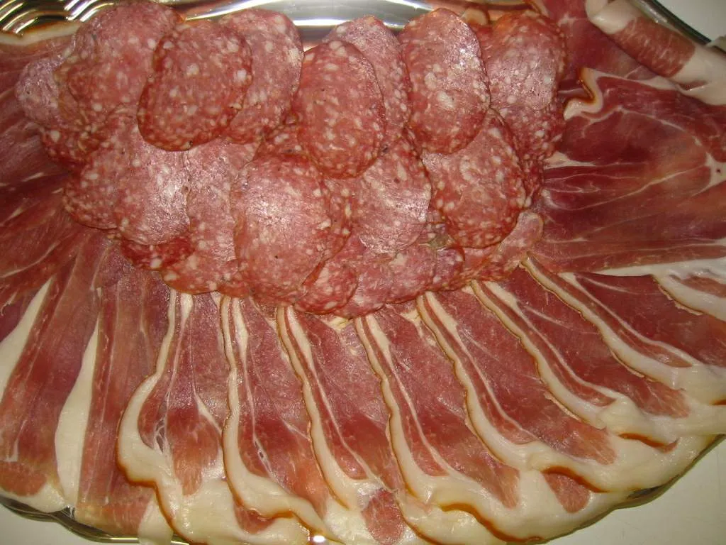 Zdjęcie Czy kiełbasa to wędlina? Odkryj zaskakujące fakty o mięsie