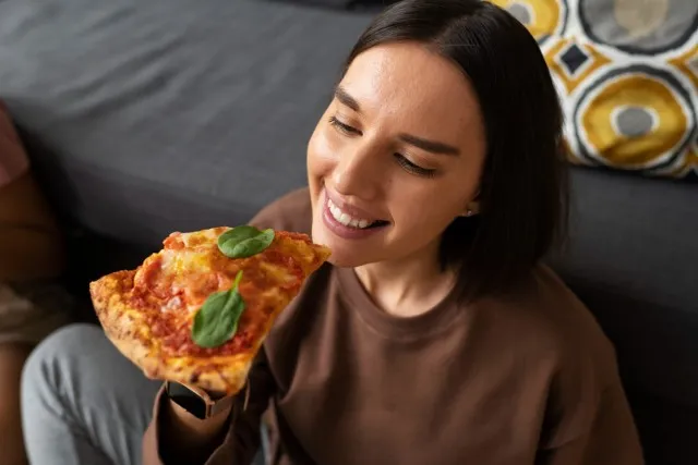 Zdjęcie Jak odgrzać pizzę, aby nie straciła chrupkości i smaku?