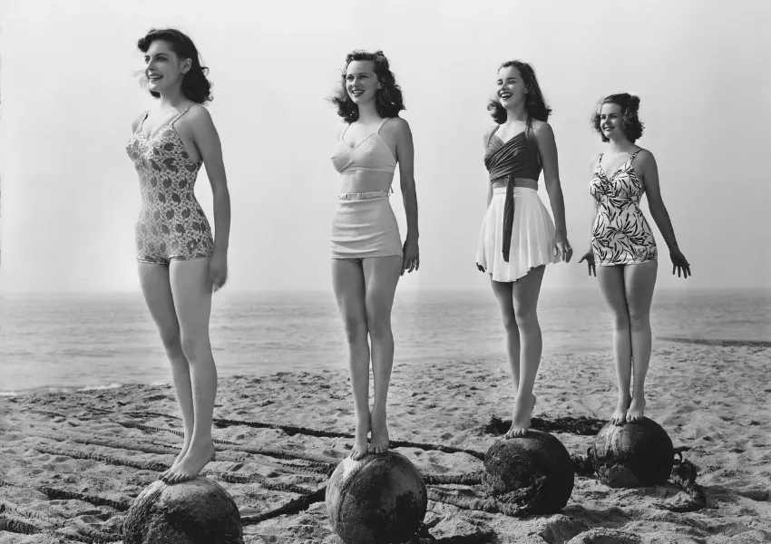 Zdjęcie Stroje kąpielowe lata 50.: Elegancja, kt&oacute;ra modeluje sylwetkę