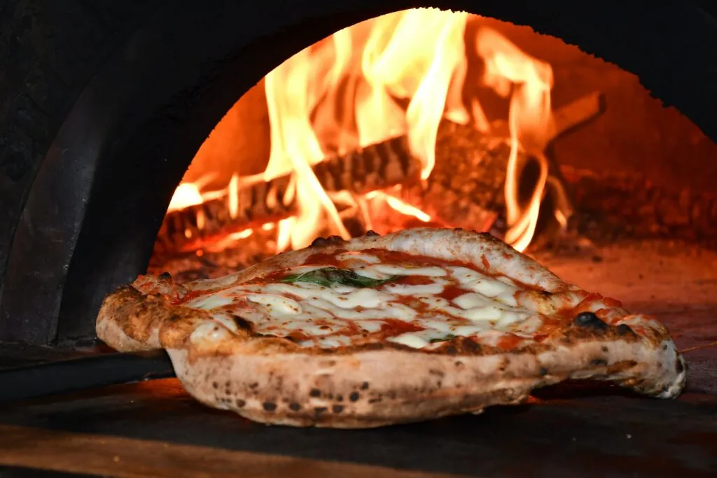 Zdjęcie Skąd jest pizza? Odkryj jej fascynującą historię i pochodzenie