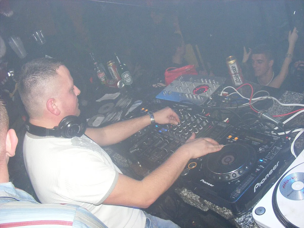 Zdjęcie Ile zarabia DJ Hazel? Poznaj zarobki jednego z topowych DJ-ów w Polsce