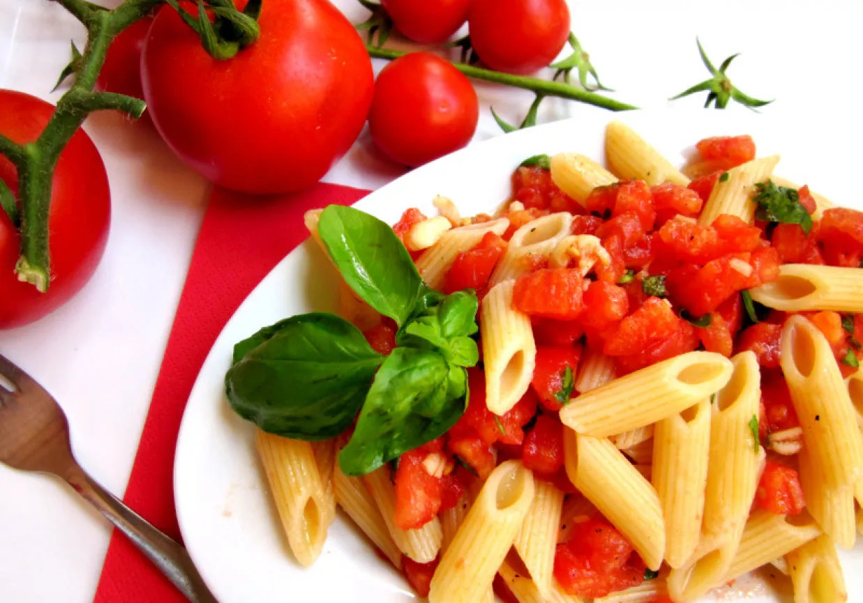 Zdjęcie Szybki przepis na makaron penne z pomidorami i pysznymi dodatkami
