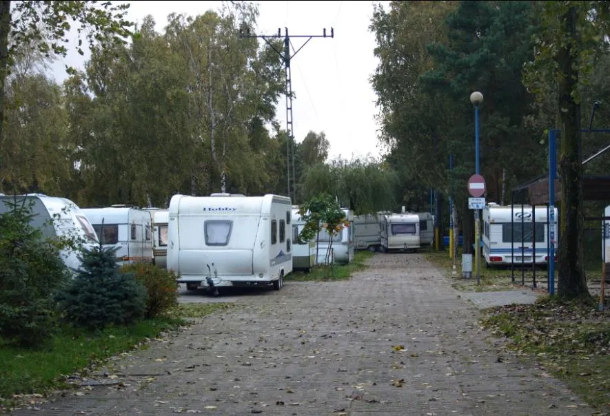 Zdjęcie Ile kosztuje postawienie przyczepy kempingowej nad morzem? Ceny i porady