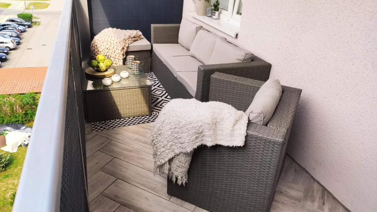 Zdjęcie Jak urządzić mały wąski balkon w bloku - inspiracje na funkcjonalność i styl