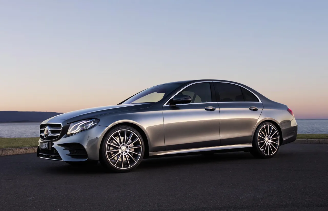 Zdjęcie Mercedes-Benz klasa E: luksus, osiągi i porównanie z konkurencją