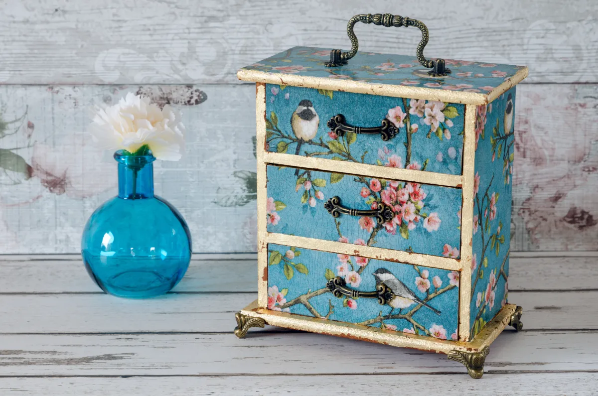 Zdjęcie Jak zrobić decoupage na meblach - proste kroki do pięknych efektów