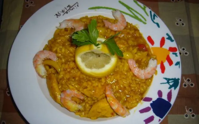 Zdjęcie Receta fácil de arroz con pollo y gambas que no te puedes perder