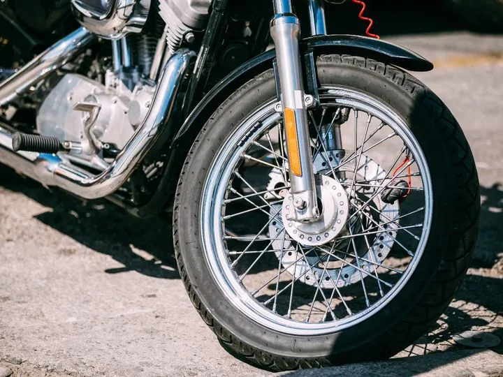 Zdjęcie Jakie ciśnienie w oponach motocyklowych zapewni bezpieczeństwo na drodze?