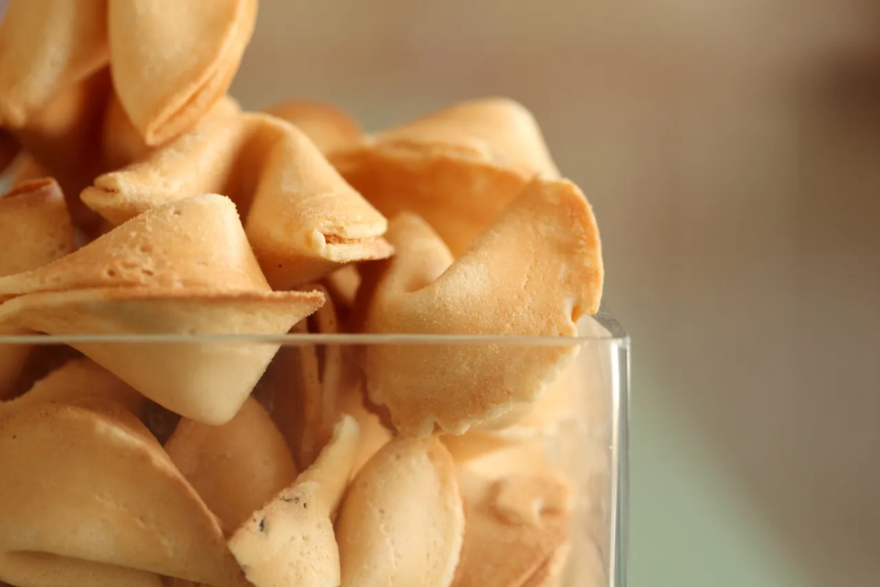 Zdjęcie Jak zrobić ciasteczka z wróżbą - prosty przepis na wyjątkowe smakołyki