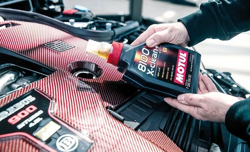 Zdjęcie Motul opinie: Dlaczego użytkownicy chwalą oleje Motul 8100?
