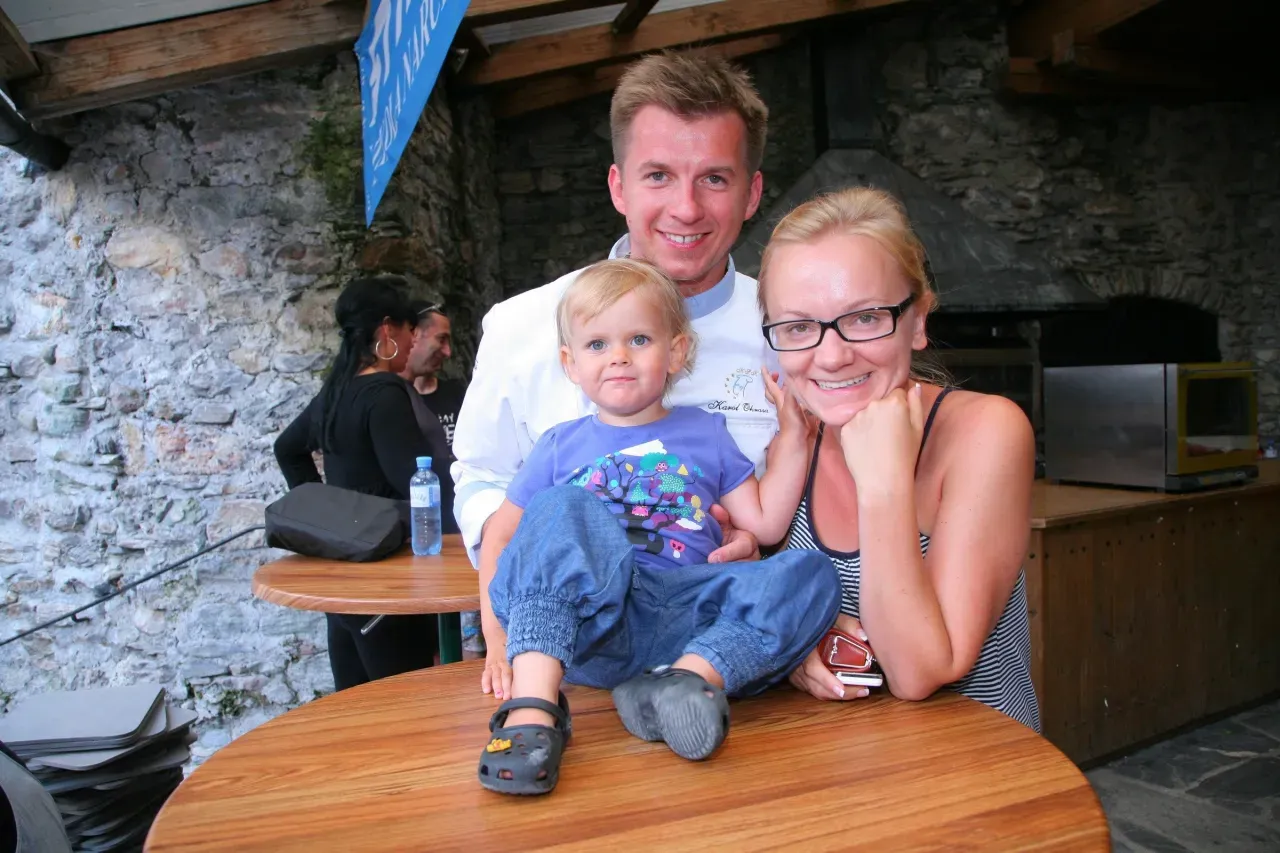 Zdjęcie Kim jest żona Karola Okras y? Historia miłości i kulinarne pasje rodziny.