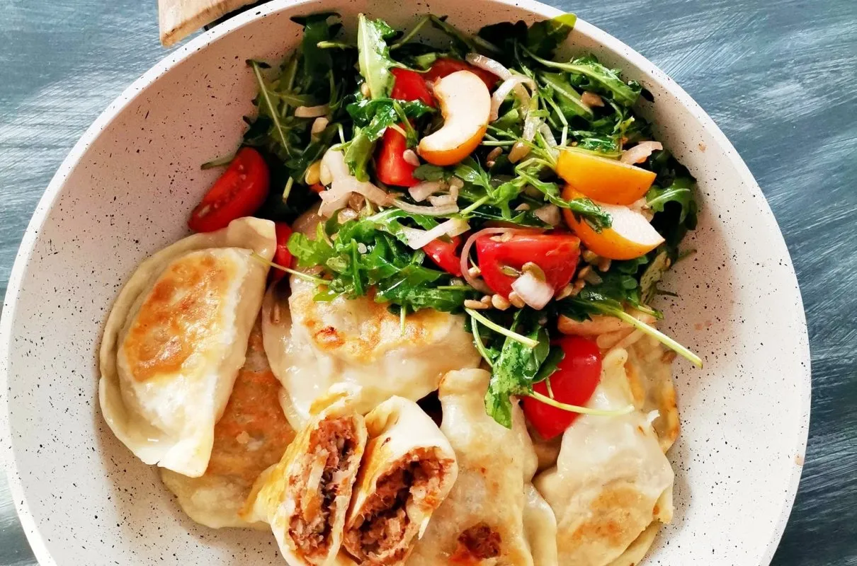 Zdjęcie Idealna surówka do pierogów z mięsem, która zachwyci Twoje podniebienie