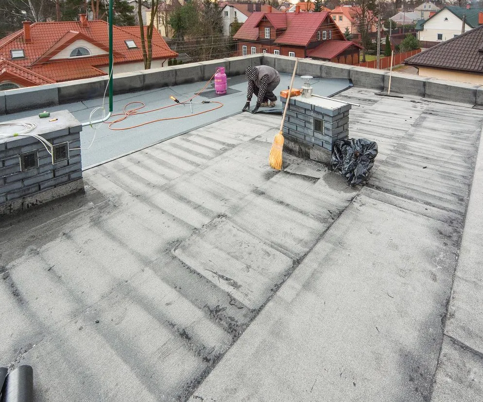 Zdjęcie Dach płaski jaki spadek - uniknij problemów z wodą i wilgocią