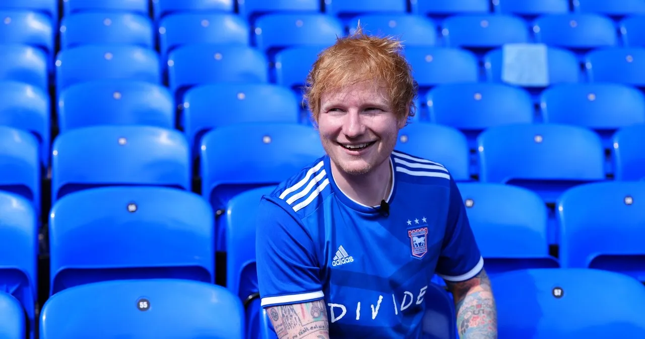 Zdjęcie Ed Sheeran skąd pochodzi? Odkryj jego niezwykłe korzenie i wpływy