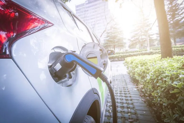 Zdjęcie Ile prądu pobiera ładowanie samochodu elektrycznego? Zaskakujące fakty