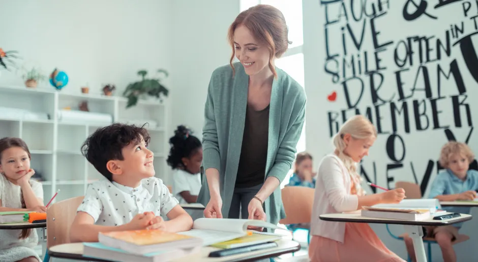Zdjęcie Nauczyciel z klasą: cechy i rola idealnego pedagoga