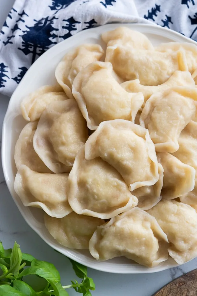 Zdjęcie Jakie surówki pasują do pierogów ruskich? Odkryj idealne połączenia