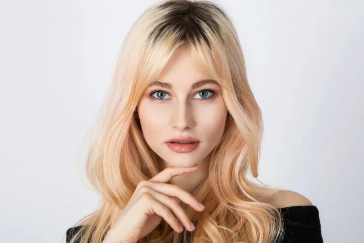 Zdjęcie Jak farbować włosy z odrostami na inny kolor bez nierówności?