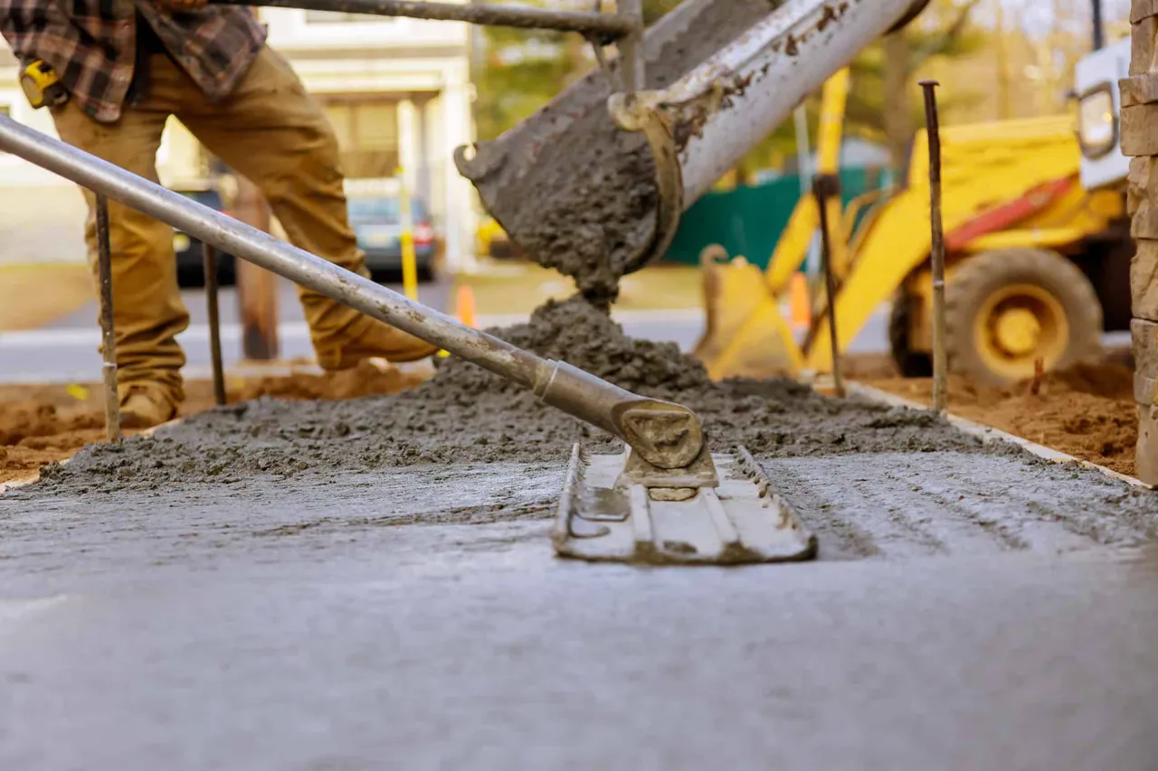 Zdjęcie Ile wiąże cement? Kluczowe czynniki wpływające na czas wiązania