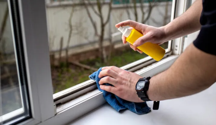 Zdjęcie Jak skutecznie zmyć farbę lateksową z okna - 5 sprawdzonych metod