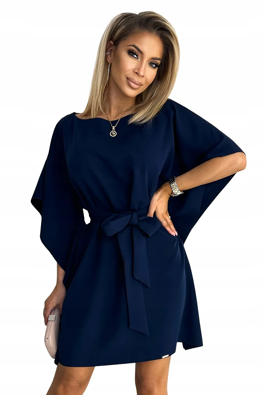 Zdjęcie Elegancka sukienka przed kolano – wybór, który zachwyca na każdą okazję