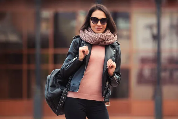 Zdjęcie Co ubrać do skórzanej kurtki? Stylizacje, które zachwycą każdego!