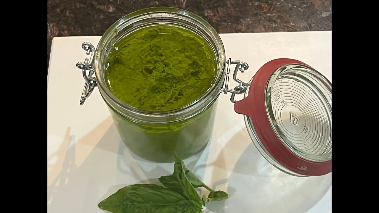 Zdjęcie Jak zrobić pesto z bazylii na zimę, aby zachować świeżość i smak