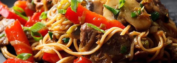 Zdjęcie Makaron chow mein z wołowiną – prosty przepis na pyszne danie