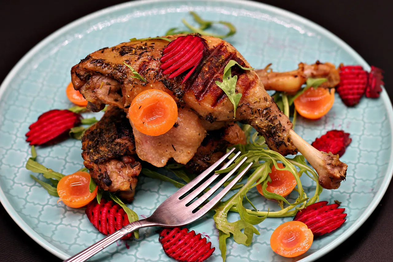 Zdjęcie Jak zamarynować udka z kaczki, by uzyskać doskonały smak i aromat