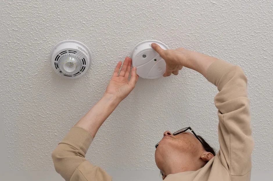 Zdjęcie Oszukanie czujnika dymu w hotelu? Groźne konsekwencje i kary