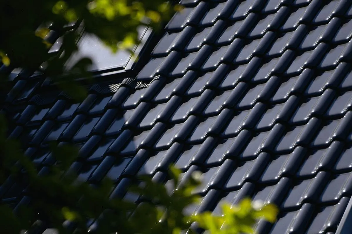 Zdjęcie Ile kosztuje metr dachówki ceramicznej? Sprawdź ceny i oszczędź na dachu