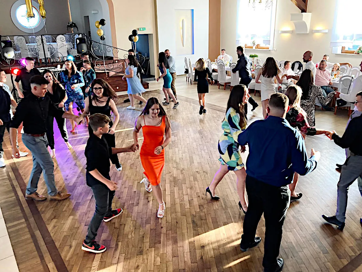 Zdjęcie Jak napisać do DJ-a na 18. urodziny? Poradnik i wzory wiadomości