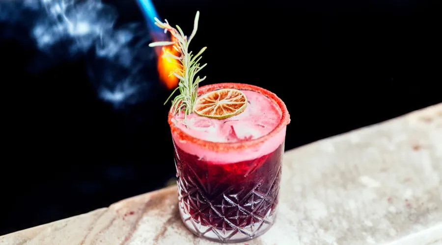 Zdjęcie Mezcal drink: Odkryj unikalne smaki i najlepsze przepisy na koktajle