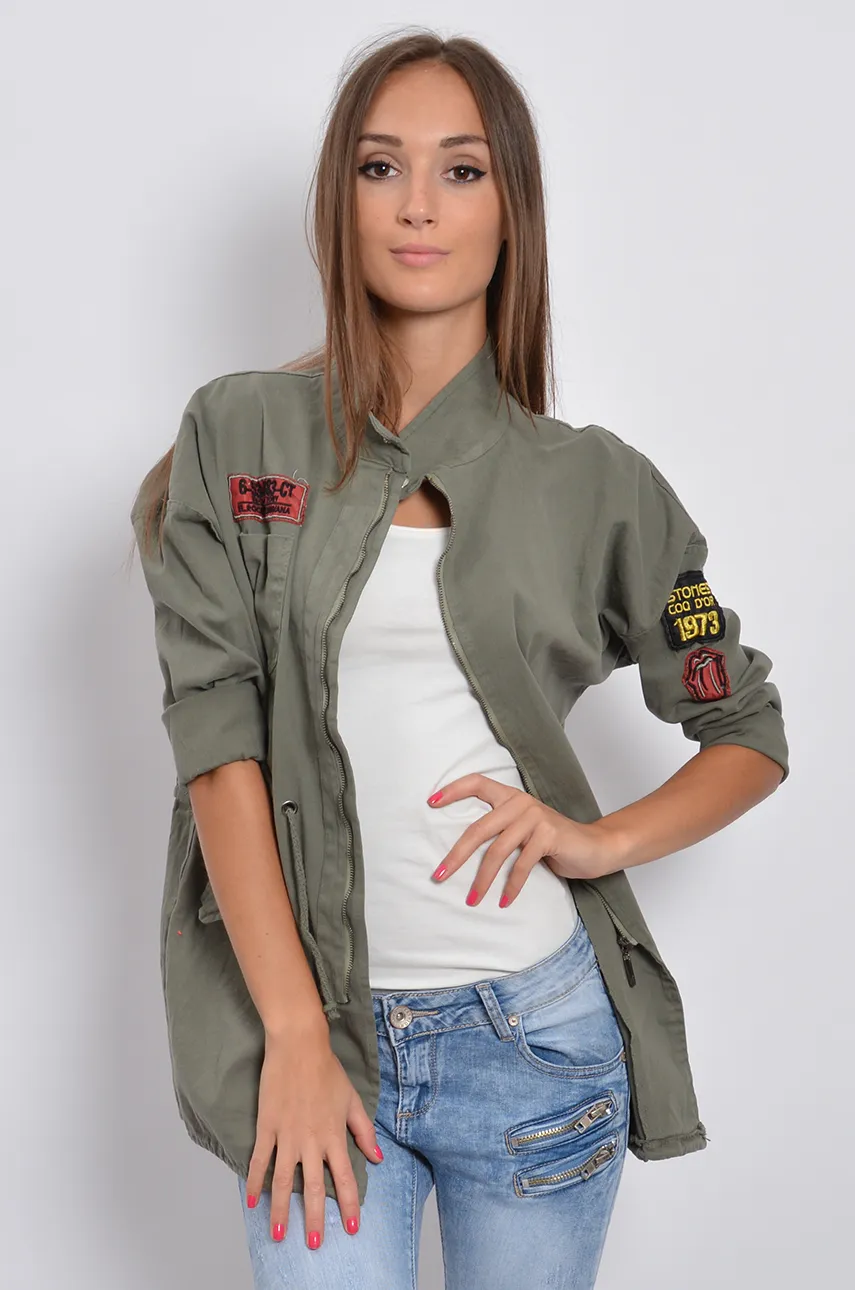 Zdjęcie Stylizacje z kurtką khaki damską, które odmienią Twój look